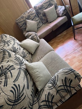Sofá de tela beige y marrón