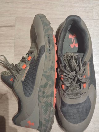 Zapatillas Under Armour verdes y naranjas