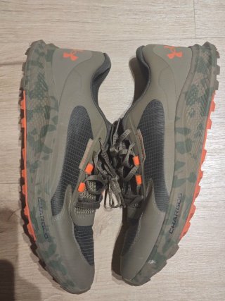 Zapatillas Under Armour verdes y naranjas