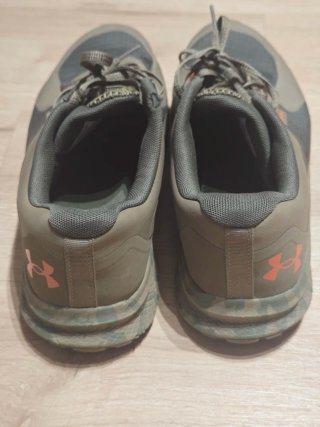 Zapatillas Under Armour verdes y naranjas