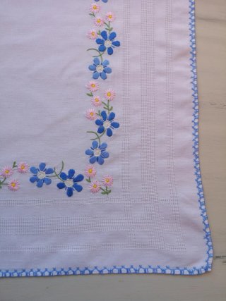 Mantel bordado a mano floral