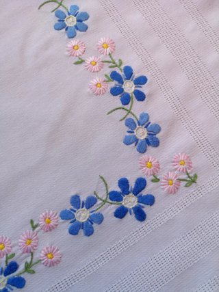 Mantel bordado a mano floral