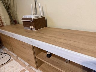 Mueble de salón madera y blanco