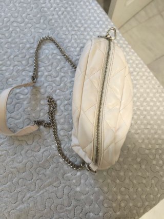 Bolso blanco acolchado con cadena