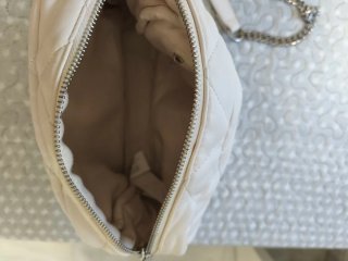 Bolso blanco acolchado con cadena