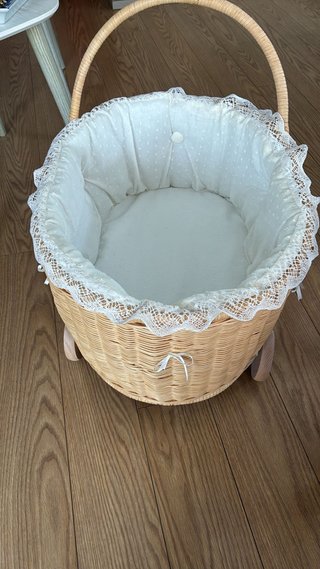 Carrito ratán con ruedas y vestido plumeti