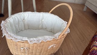 Carrito ratán con ruedas y vestido plumeti