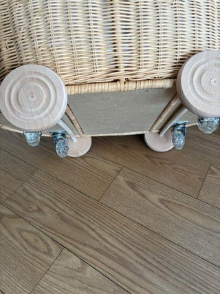 Carrito ratán con ruedas y vestido plumeti