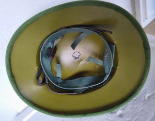Elmo militare vintage verde