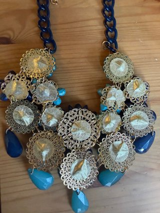 Collar de flores azul y verde