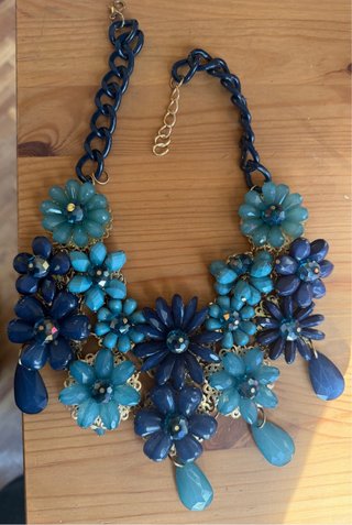 Collar de flores azul y verde