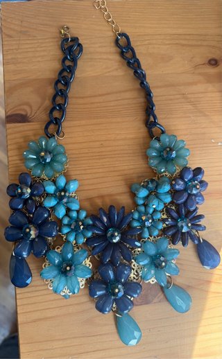 Collar de flores azul y verde