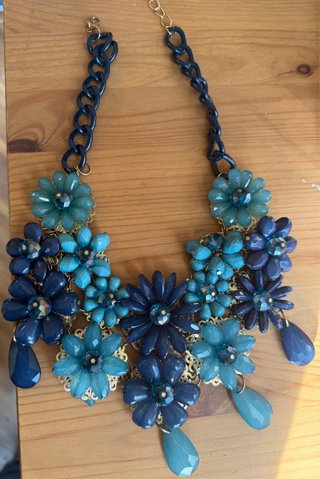 Collar de flores azul y verde