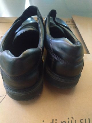 Zapatos negros estilo colegial.