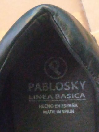 Zapatos negros estilo colegial.