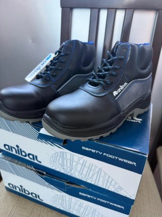 Botas de trabajo nuevas ( talla 35 y 36)