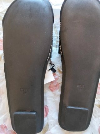 Sandalias MNG negras con detalle plateado