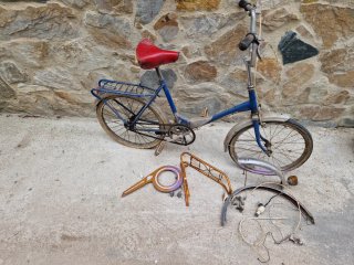 Bicicleta antigua azul con piezas