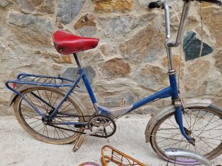 Bicicleta antigua azul con piezas
