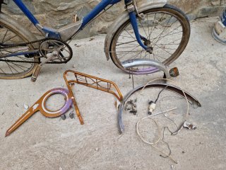 Bicicleta antigua azul con piezas