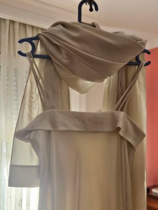 Vestido largo beige para ocasión especial
