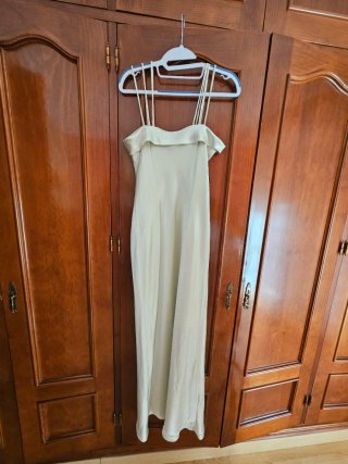 Vestido largo beige para ocasión especial