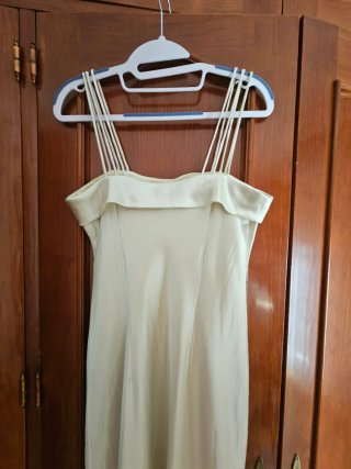Vestido largo beige para ocasión especial
