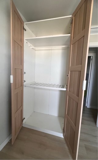 Armario IKEA madera y blanco