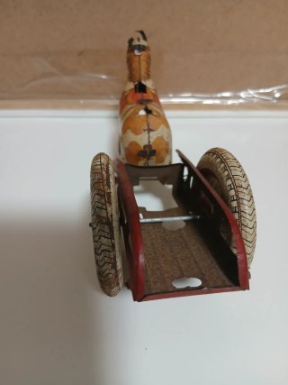 Juguete antiguo de chapa: Caballo con carro