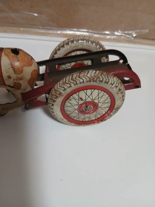 Juguete antiguo de chapa: Caballo con carro