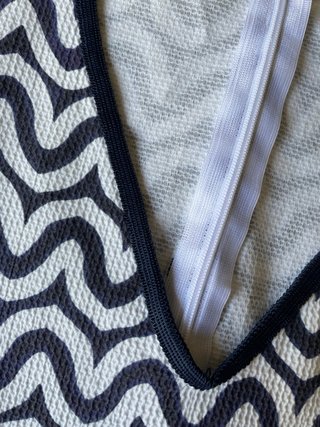 Abito estivo smanicato bianco e nero