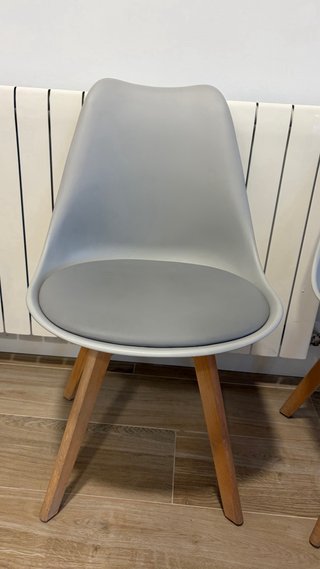 Silla de comedor gris con asiento acolchado