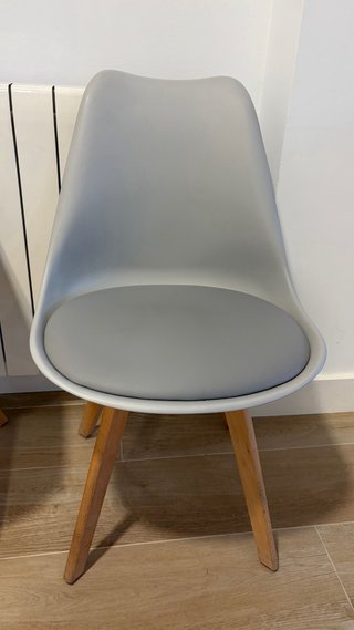 Silla de comedor gris con asiento acolchado