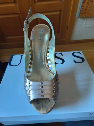 Zapatos de tacón Guess dorados mujer