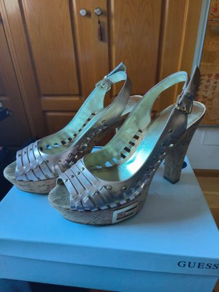 Zapatos de tacón Guess dorados mujer