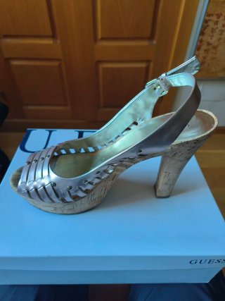 Zapatos de tacón Guess dorados mujer