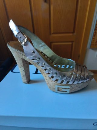 Zapatos de tacón Guess dorados mujer