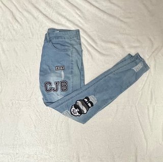 Pantalones vaqueros desgastados con parches