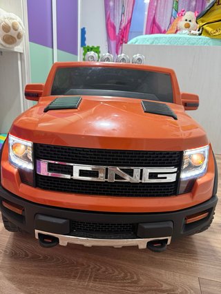 Coche eléctrico infantil naranja