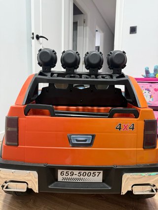Coche eléctrico infantil naranja