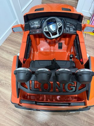 Coche eléctrico infantil naranja