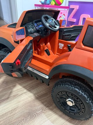 Coche eléctrico infantil naranja
