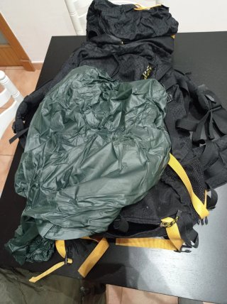 Mochila Acampada Roick 60L Negra y Amarilla