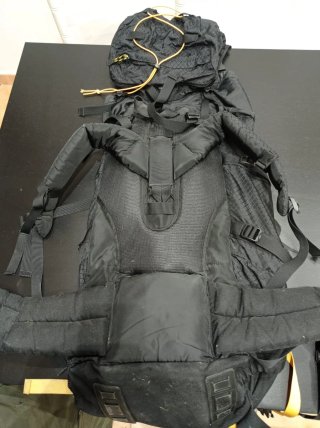 Mochila Acampada Roick 60L Negra y Amarilla