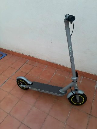 Patinete eléctrico gris