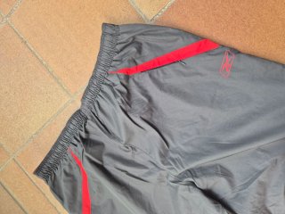 Pantalón chándal Reebok gris y rojo