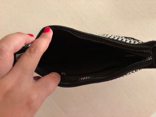Bolso negro con brillos plateados