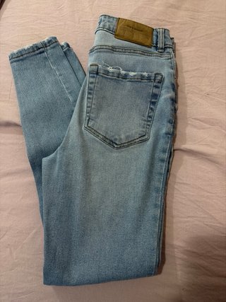 Pantalón pitillo vaquero desgastado