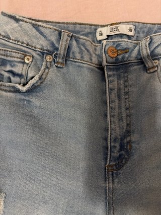 Pantalón pitillo vaquero desgastado
