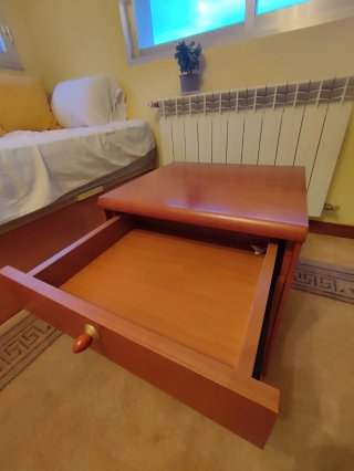 Mesita de noche de madera